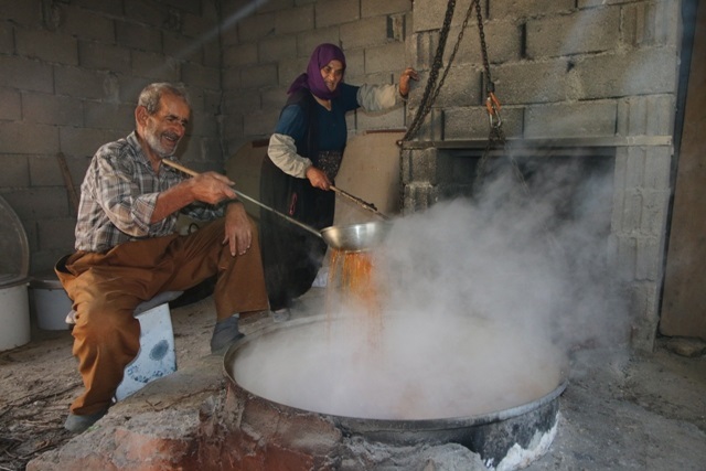 TOROSLARDA DIĞANDA ESKİ USUL PEKMEZ KAYNATMA